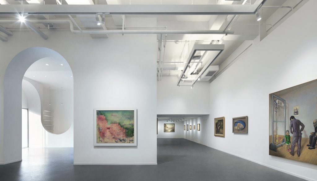 Good art gallery lighting balances artificial lights with natural lighting available from windows and skylights