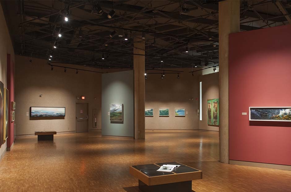 The Top 3 Lighting Fixtures Used For Displaying Art Language Of If You Look At This Example Of Gallery Lighting The Designers Use Led Track For Two Purposes General And Highlighting Each Piece Art