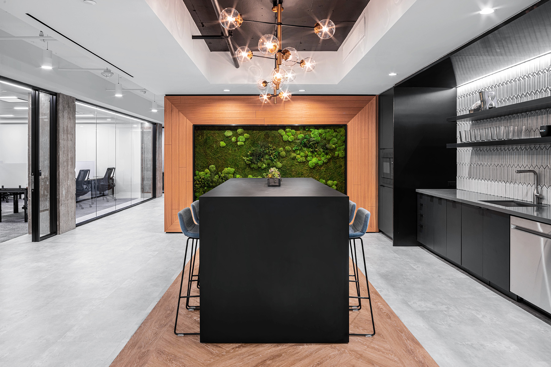 Collective Architecture used lighting and architectural details, such as wood finishes and an artificial green wall, to give the illusion of a natural environment.